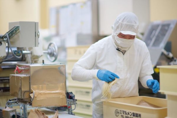 職人による麺づくり