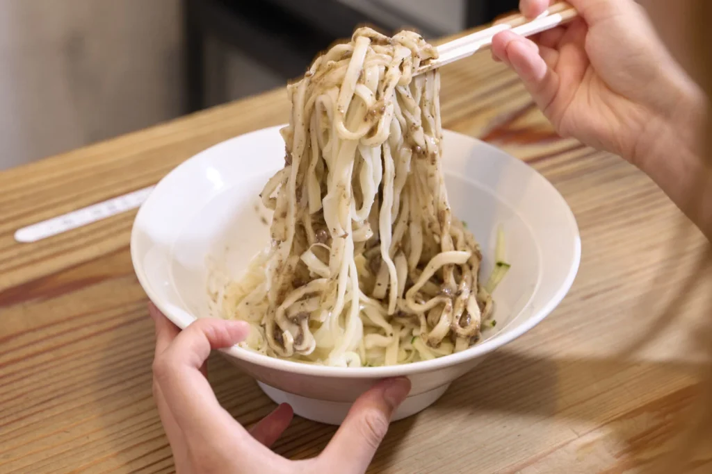 盛岡じゃじゃ麺を混ぜて食べる