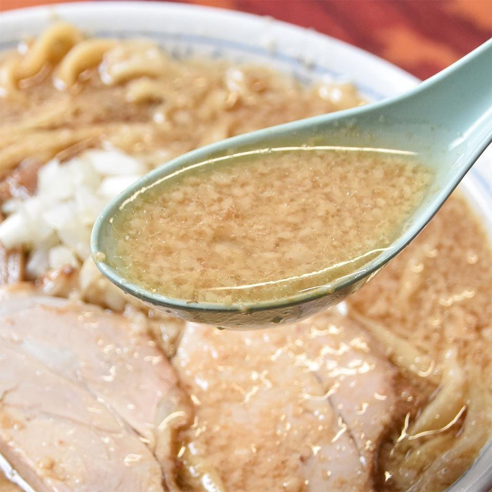 燕背脂ラーメンのスープ