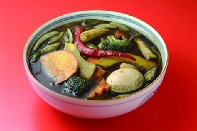 龍昇園の黒カレーラーメン
