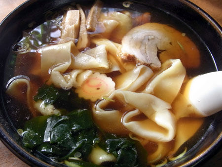 群馬県「ひもかわラーメン」の真髄：織物の町が生んだ、幅10センチ超えの衝撃