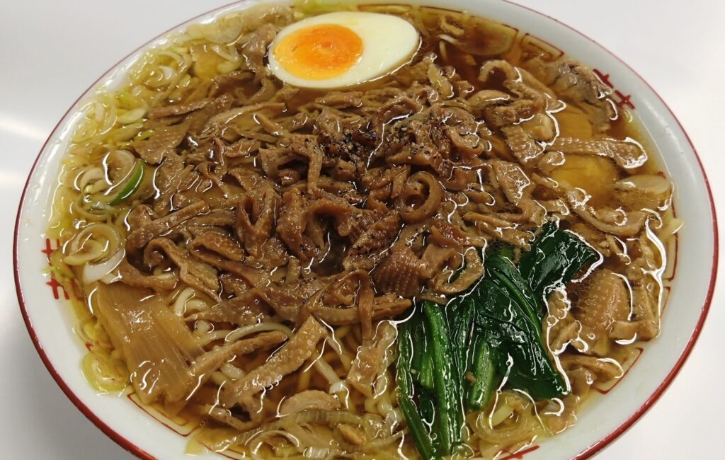 モツと呼ばれる鶏皮がたっぷり乗ったラーメン