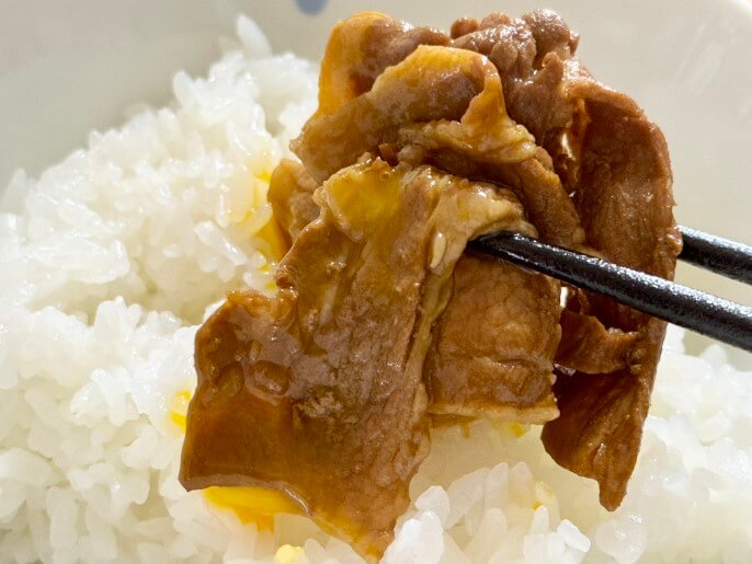 ご飯と一緒に食べる様子