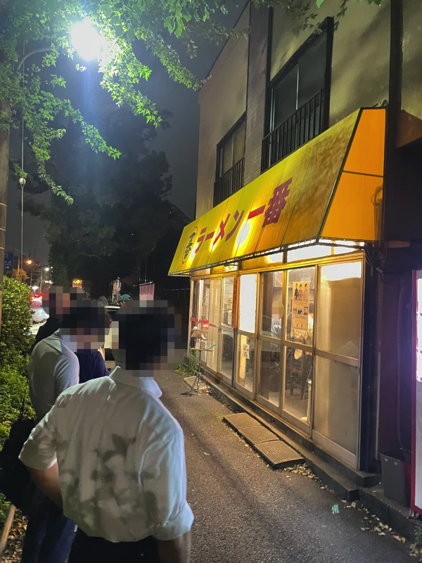 環七ラーメン、深夜の行列