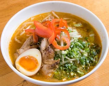 鶏チャーシューと煮玉子がのった安養寺ラーメン
