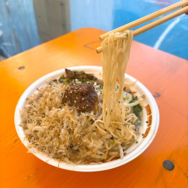 溶き味噌ラーメンの極細ストレート麺