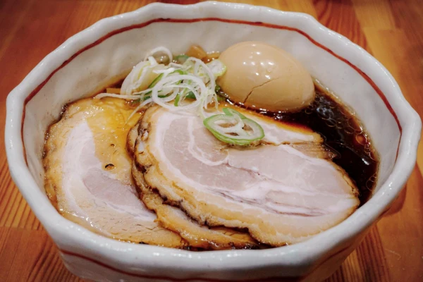 富山ブラックラーメンの大きなチャーシュー