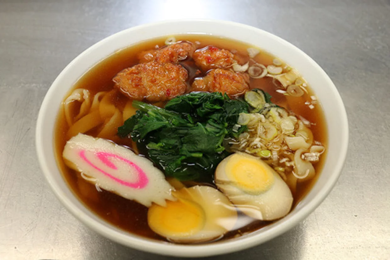 唐揚げとほうれん草が浮かぶラーほー