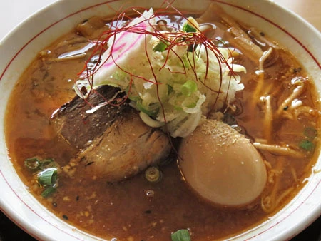 入善町ブラウンラーメンのスープ
