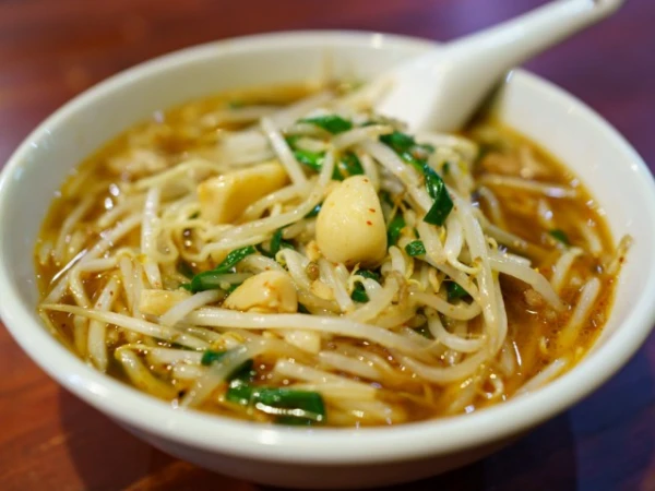 ごろっと入るニンニクがベトコンラーメンの目印